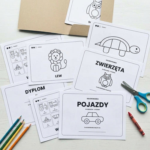 Wydrukowane strony kolorowanek Pojazdy i Zwierzęta rozłożone na blacie obok kredek i nożyczek