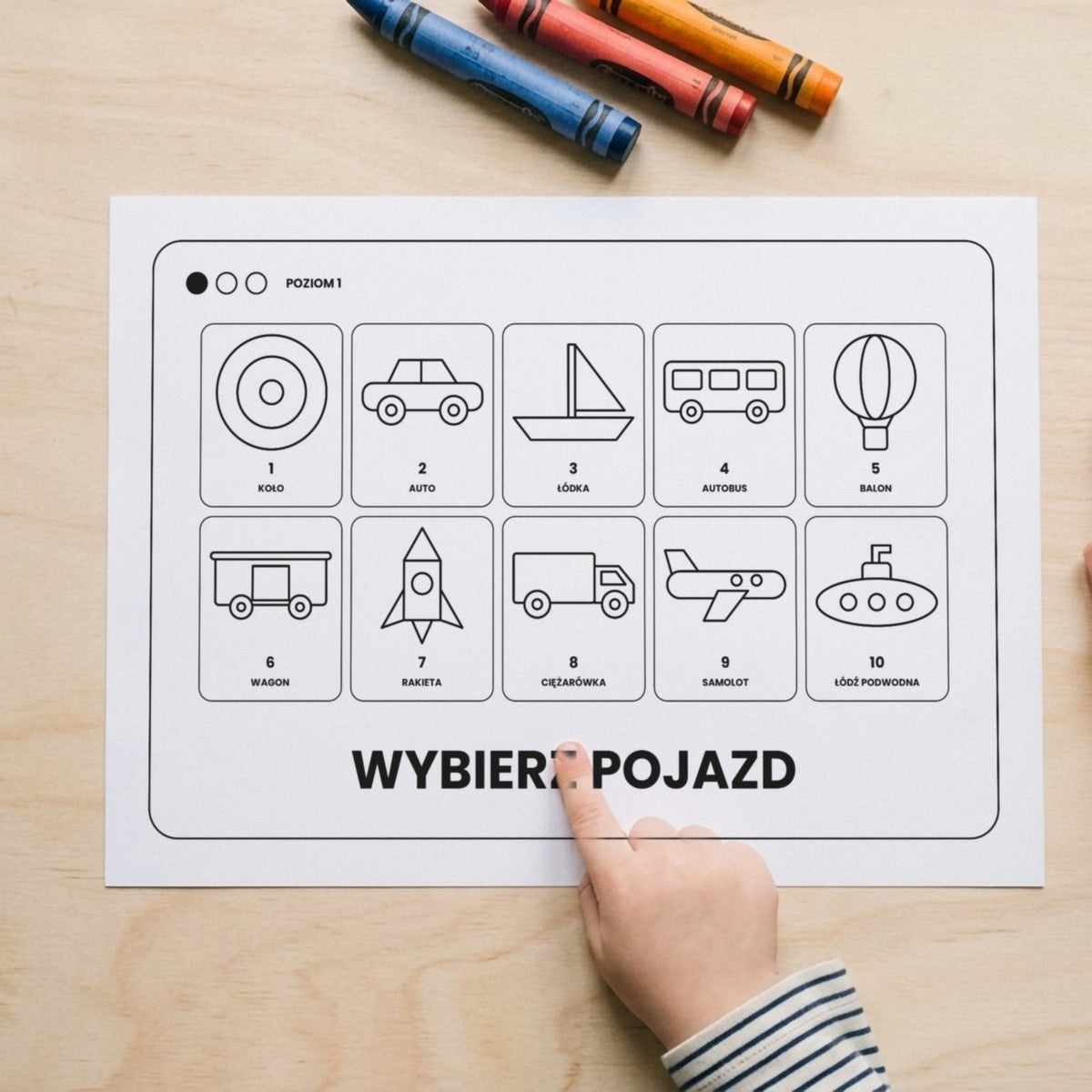 Dziecko wskazuje palcem obrazek na stronie „Wybierz pojazd” z dziesięcioma miniaturami